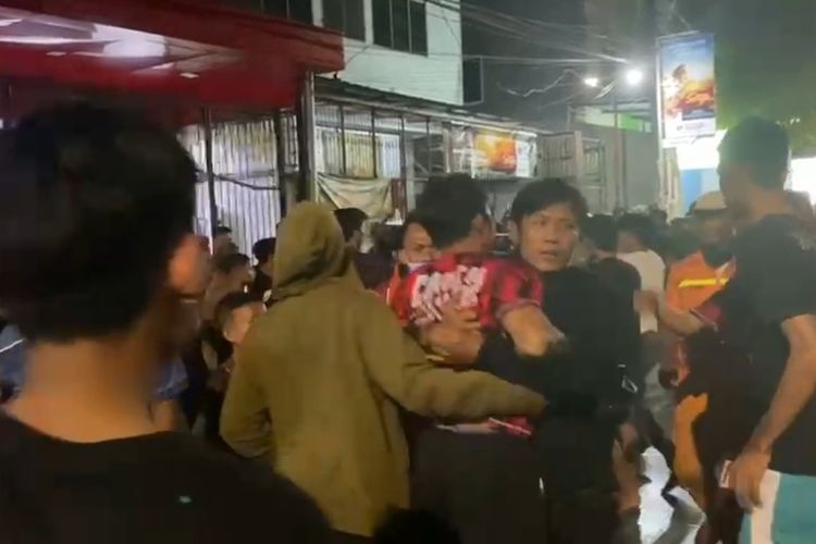 Detik-detik Liga Anak Lorong yang diadakan Pemkot Makassar, Sulsel di Jalan Tupai, Kecamatan Mamajang, ricuh pada, Selasa (26/9/2023) malam.