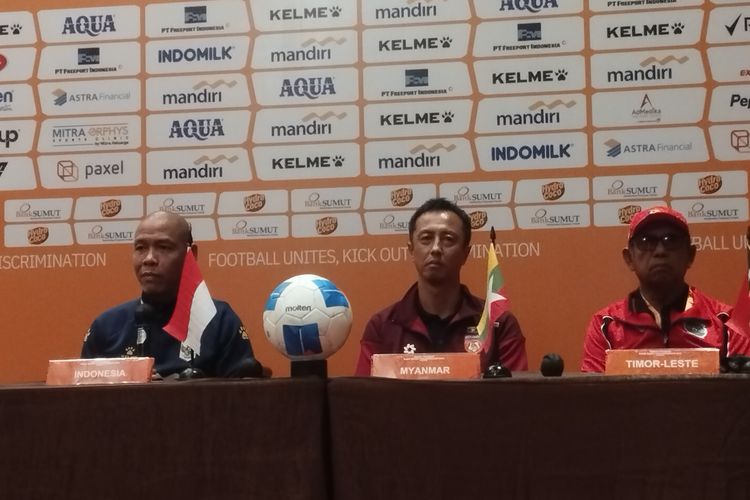 Pelatih tim nasional Timor Leste U19, Emral Bin Bustaman (kanan), bersama Pelatih Indonesia U19, Nova Arianto (kiri), dan Pelatih Myanmar U19, Ryuji Sueoka (tengah) saat konferensi pers di Kota Medan, Senin (1/6/2026).
