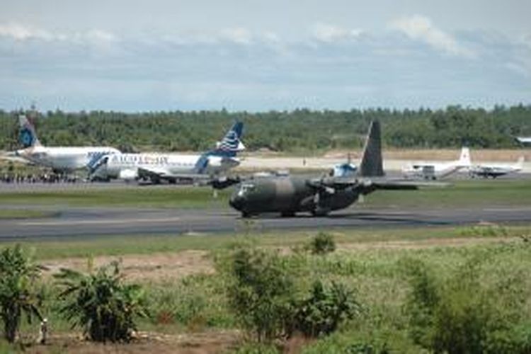 Satu pesawat Hercules milik TNI Angkatan Udara mendarat di Bandar Udara Juwata, Kota Tarakan, Kalimantan Timur, Minggu (26/4/2009). Dari kota ini menuju perbatasan Indonesia-Malaysia di Pulau Sebatik dapat ditempuh dengan perahu cepat sekitar empat jam. Akhir-akhir ini sejumlah pesawat tempur disiagakan di Tarakan untuk mendukung patroli pengamanan perbatasan di wilayah perairan Ambalat.