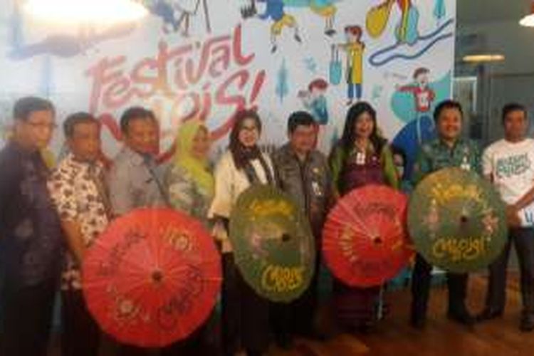 Kepala Dinas Perindustrian dan Perdagangan Kota Malang Tri Widyani (tengah) usai pembukaan Festival Mbois di Kota Malang, Kamis (3/11/2016)