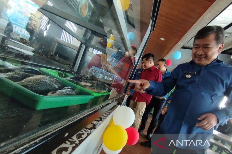 Bupati Garut Rudy Gunawan meninjau stand penjualan kuliner dengan sajian ikan di Sentra Kuliner Ikan Kabupaten Garut, Jawa Barat, Selasa (27/6/2023).