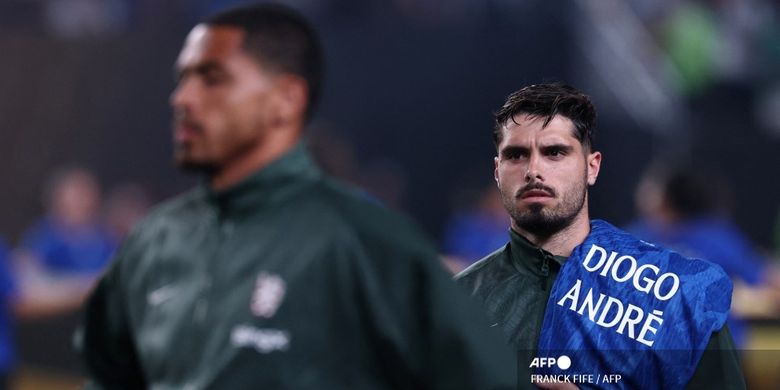 Pedro Neto memegang seragam spesial untuk memberi penghormatan kepada penyerang Portugal Liverpool Diogo Jota dan saudaranya Andre Silva, yang meninggal setelah kecelakaan mobil, menjelang pertandingan perempat final Piala Dunia Klub 2025 antara Palmeiras vs Chelsea di Stadion Lincoln Financial Field di Philadelphia pada 4 Juli 2025. (Foto oleh FRANCK FIFE / AFP)
