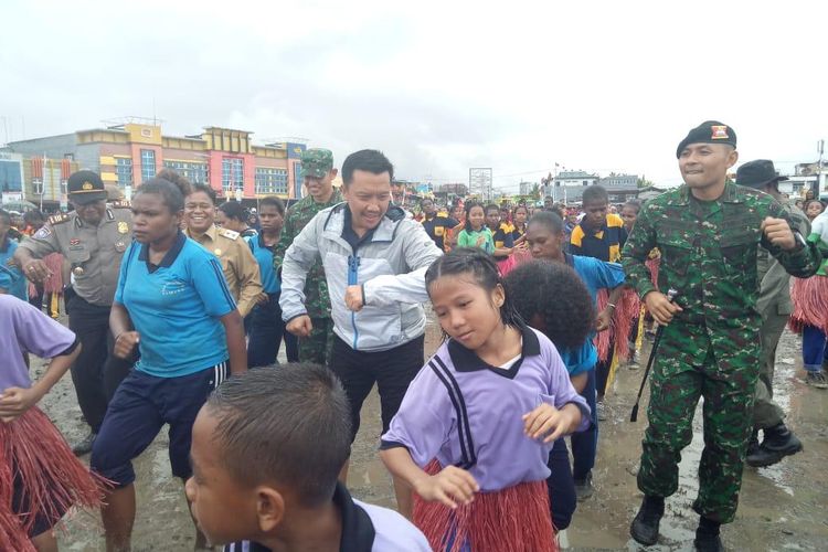 Saya minta tarian Seka bisa ditampilkan di pembukaan PON 2020 sehingga semua peserta nanti bisa ikut tarian Seka massal dan tarian seka bisa dikenal luas di seluruh Indonesia, kata Imam Nahrawi di Timika, Selasa (23/7/2019).