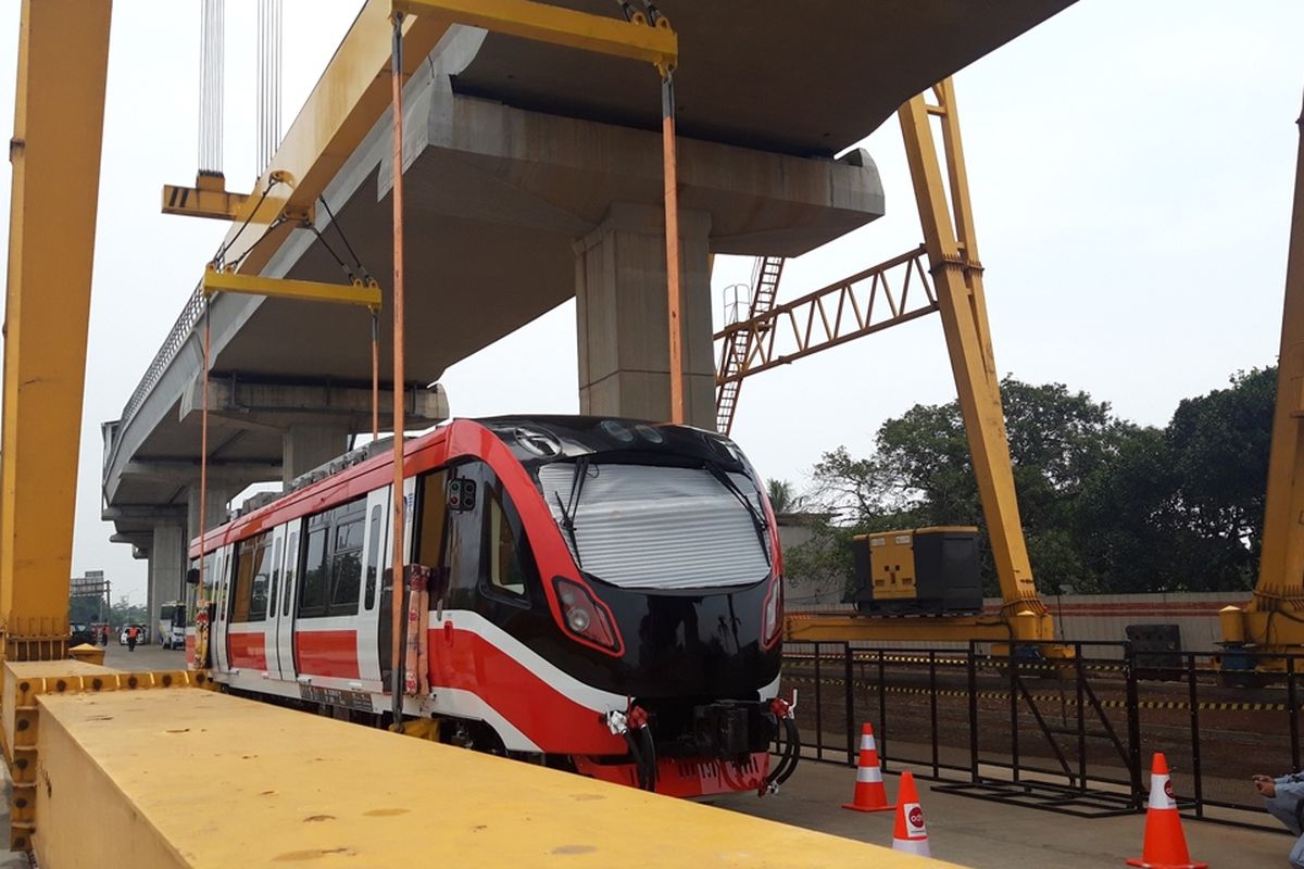 Kepala gerbong Light Rail Transit (LRT) yang akan melayani koridor Cibubur-Cawang di Stasiun LRT Harjamukti, Cibubur, Minggu (13/10/2019).