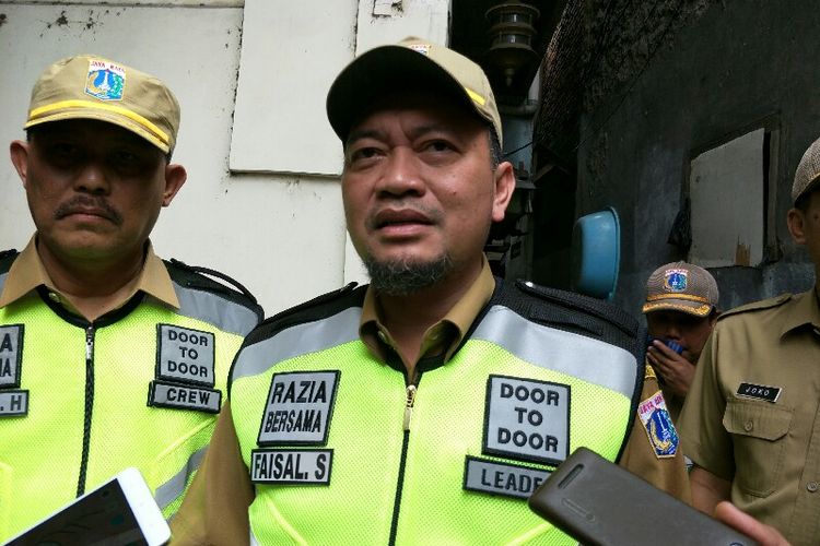 Plt. Kepala Badan Pajak dan Retribusi Daerah DKI Jakarta Faisal Syafruddin saat mengunjungi rumah penunggak pajak mobip Bentlet di Jalan Mangga Besar IV, Tamansari, Jakarta Barat pada Senin (28/1/2019).