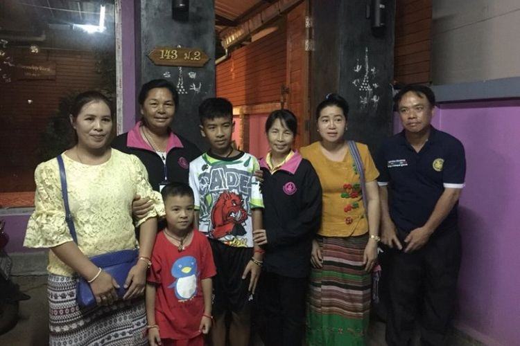 Remaja usia 14 tahun bernama Ekkarat Wongsukchan (tiga dari kiri) berfoto dengan anggota keluarganya dan simpatisan dari Kementerian Pembangunan Sosial dan Keamanan Manusia di rumahnya, di distrik Mae Sai, provinsi Chiang Rai, Thailand. Foto ini dirilis oleh kementerian pada 19 Juli 2018. (AFP)