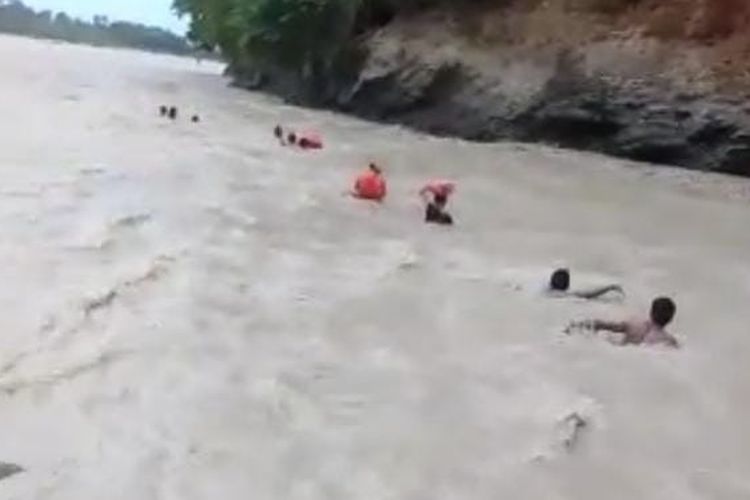 Sejumlah warga Kabupaten Kupang, Nusa Tenggara Timur (NTT), nekat seberang banjir