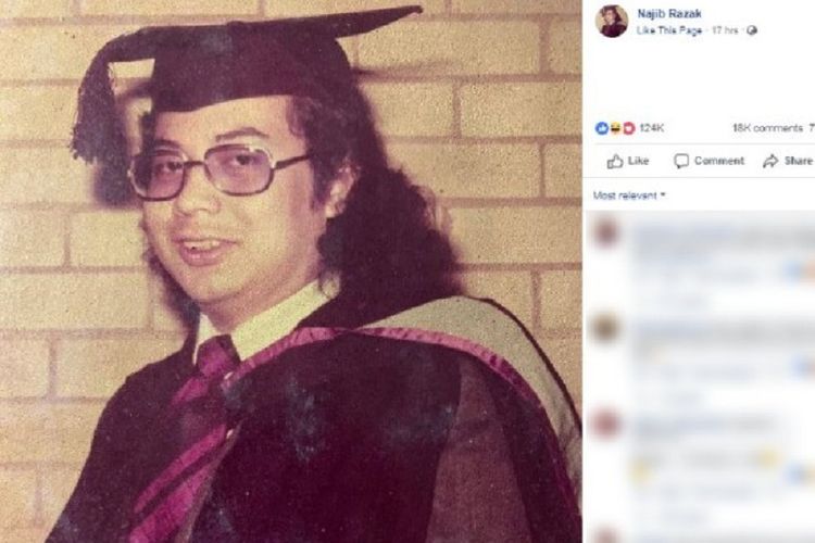 Dalam foto adalah mantan Perdana Menteri Najib Razak ketika dia menjalani wisuda di Universitas Nottingham, Inggris, pada 1974.