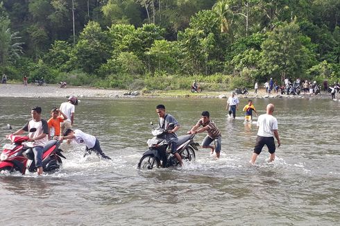 Demo Tuntut Pemekaran Bikin Trans Sulawesi Macet, Pengendara Nekat Seberangi Sungai