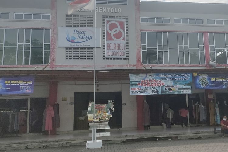 Pasar Sentolo Baru di Kapanewon Sentolo, Kabupaten Kulon Progo, Daerah Istimewa Yogyakarta. Pasar sepi di jalur ramai Yogyakarta - Bandara YIA.