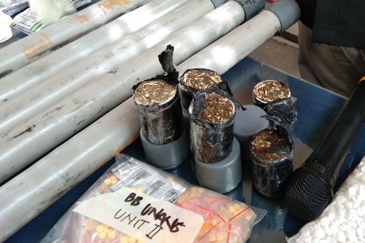 Satuan Narkoba Polres Karawang mengungkap modus baru pengedaran ganja yang dikemas dengan pipa PVC. Hal ini disampaikan dalam press conference di Mapolres Karawang, Kamis (18/6/2020).