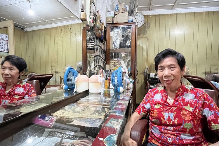 Setengah Abad Merawat Asa, Kisah Cik Pau Jalankan Salon Tertua di Surabaya