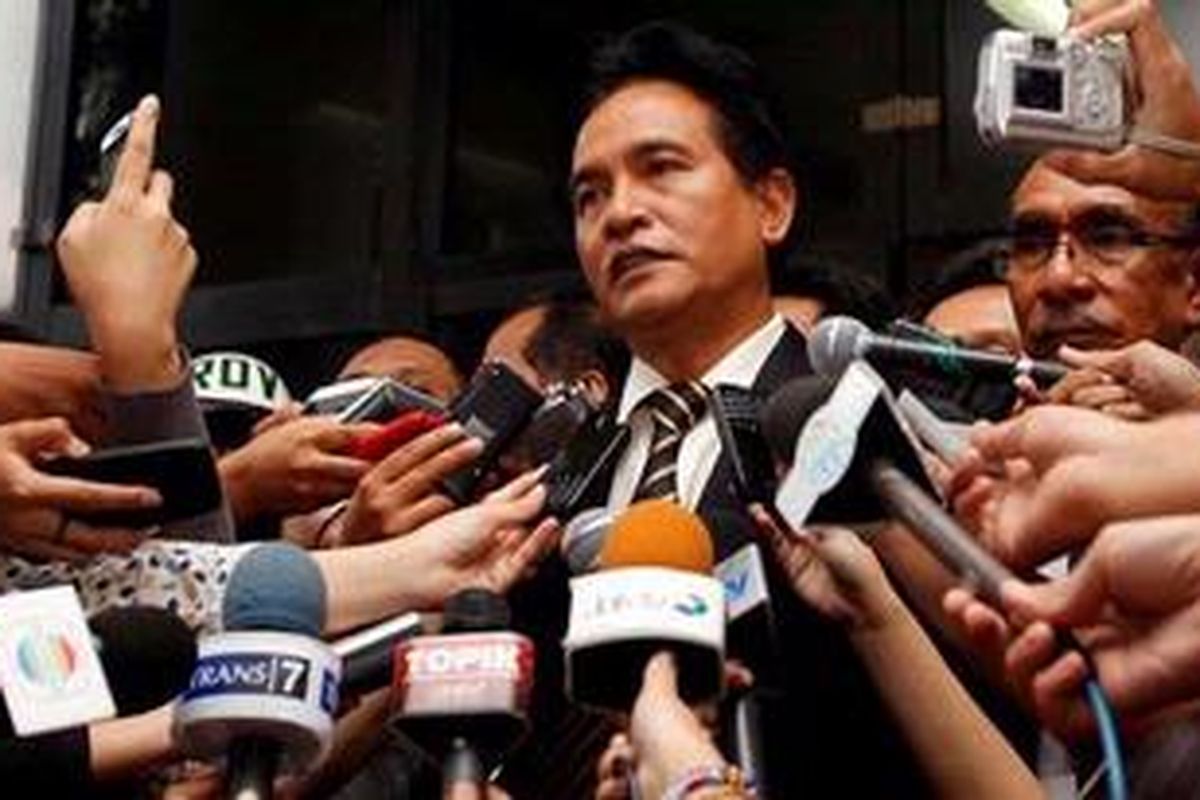 Mantan Menteri Kehakiman dan Hak Asasi Manusia, Yusril Ihza Mahendra keluar dari Kejaksaan Agung, usai menjalani pemeriksaan, Senin (12/7/2010). Yusril diperiksa Kejaksaan Agung sebagai tersangka dugaan korupsi Sistem Administrasi Badan Hukum (Sisminbakum).  