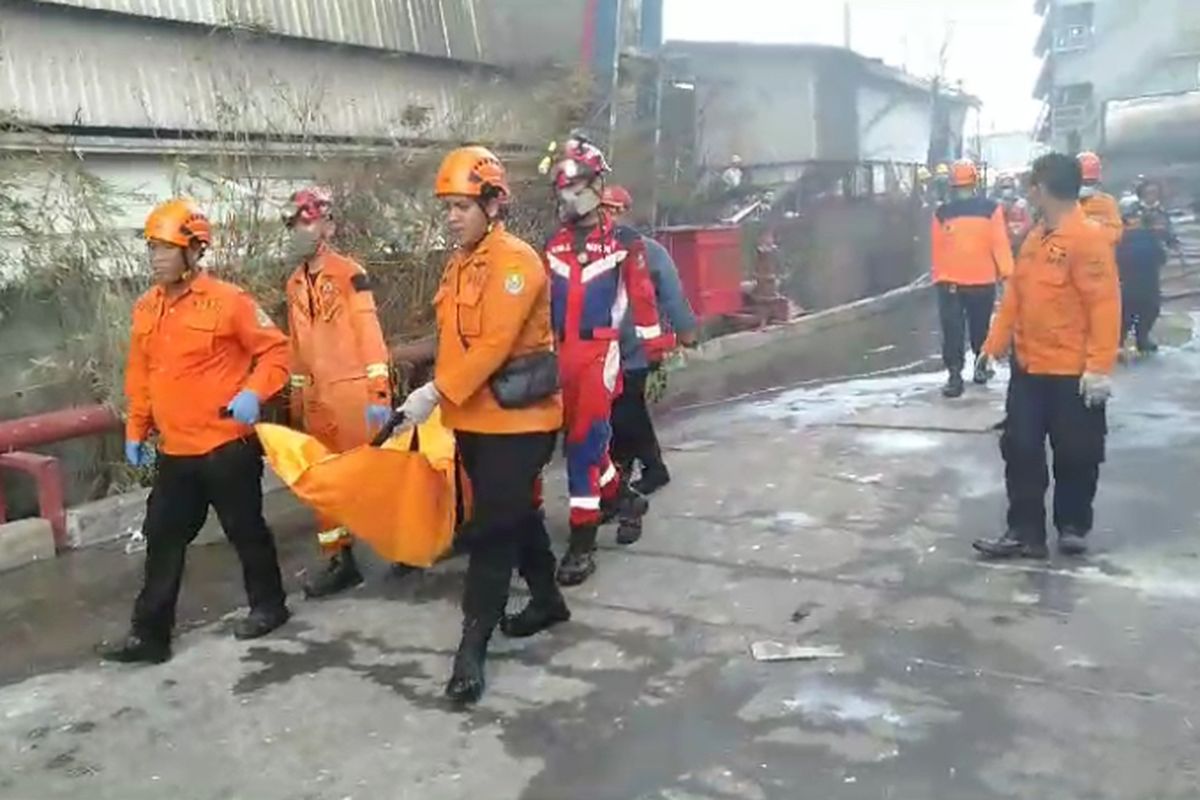 Sembilan Jasad Korban Tewas Kebakaran Pabrik Pakan Ternak di Bekasi Dibawa ke RS Polri