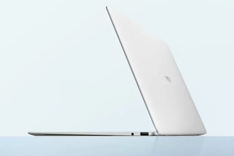 Xiaomi menyebut bahwa ringannya bobot laptop bisa dilakukan karena sebagian besar bodinya berbahan sasis unibody yang dipadukan dengan magensium cor. Bahan ini disebut-sebut 30 persen lebih ringan dari desain tradisional.
