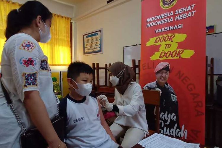 Seorang anak di Batam mendapatkan vaksin, saat ini Vaksinasi Anak (6-11 th), diantaranya DOSIS 1: 120,782 org // 90.78% (+0) dan DOSIS 2: 100,777 org // 75.74% (+0),