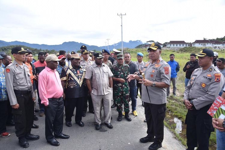 Kapolda Papua Irjen Paulus Waterpauw mendatangi lokasi kejadian tewasnya Yus Yunus akibat dikeroyok massa karena dikira menabrak pengendara motor, Dogiyai, Papua, Minggu (1/03/2020)