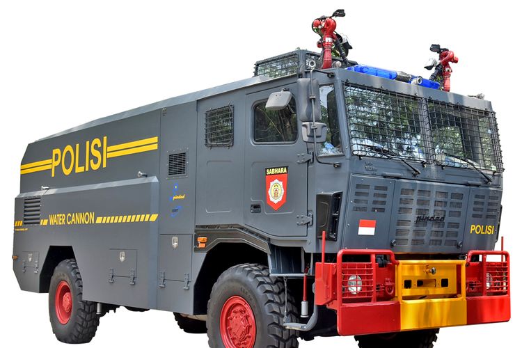 Mobil water cannon buatan Pindad.