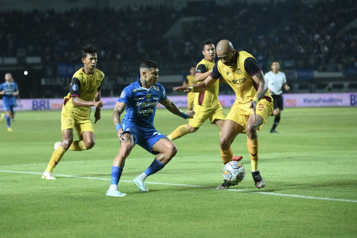 Aksi Ciro Alves penyerang Persib mencoba melewati adangan bek Persikabo 1973 dalam pertandingan pekan ke-34 Liga 1 2022-2023, di Stadion Gelora Bandung Lautan Api (GBLA) Sabtu (15/4/2023). 