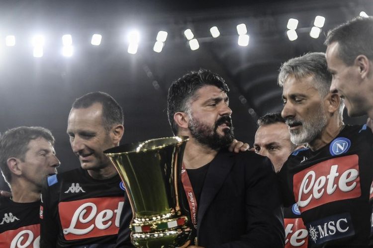 Pelatih Napoli, Gennaro Gattuso, merayakan kemenangan di final Coppa Italia atas Juventus bersama para staffnya, Kamis (18/6/2020) dini hari WIB.
