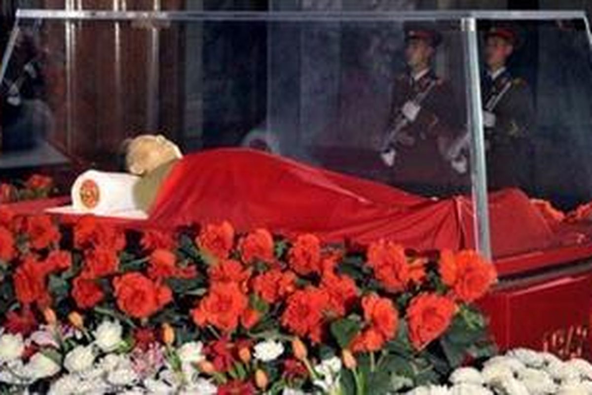 Jenazah Kim Jong-il saat disemayamkan di Kumsusan Memorial Palace di Pyongyang sebelum dimakamkan pada 28 Desember 2011.
