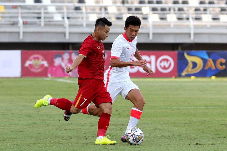 Pemain Vietnam Ngunyen Anh Tu dijara ketat pemain Hongkong saat pertandingan Kualifikasi Piala Asia U20 2023 yang berakhir dengen skor 5-1 di Stadion Gelora Bung Tomo Surabaya, Rabu (14/9/2022) sore.