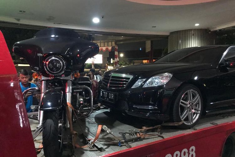 Sebuah mobil Mercedes Benz dan motor Harley Davidson yang dibawa dengan mobil towing sampai ke Gedung Bundar, Kompleks Kejaksaan Agung, Jakarta Selatan, Rabu (15/1/2020) malam.