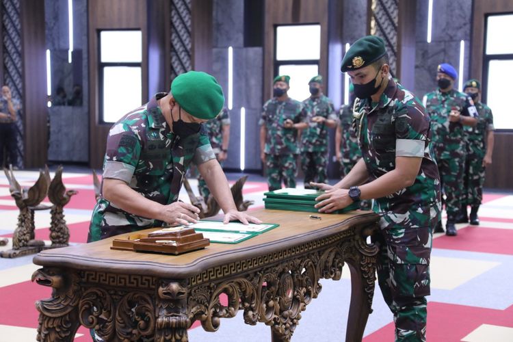 Kepala Staf Angkatan Darat (KSAD) Jenderal Dudung Abdurachman memimpin acara serah terima jabatan (sertijab) tujuh jabatan perwira tinggi TNI AD di Aula Jenderal Besar A H Nasution, Markas Besar Angkatan Darat (Mabesad), Rabu (29/12/2021).