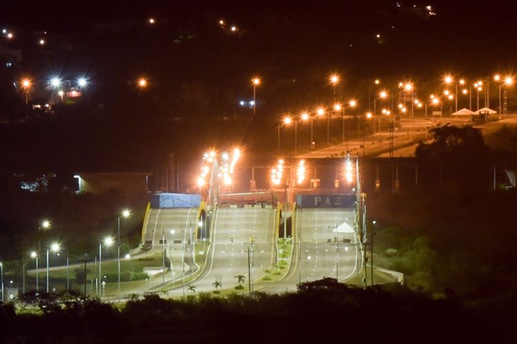 Situasi di Jembatan Interasional Tienditas yang menghubungkan Venezuela dengan Cucuta, Kolombia. Jembatan itu diblokade menggunakan kontainer untuk menghalangi masuknya bantuan kemanusiaan ke Venezuela.