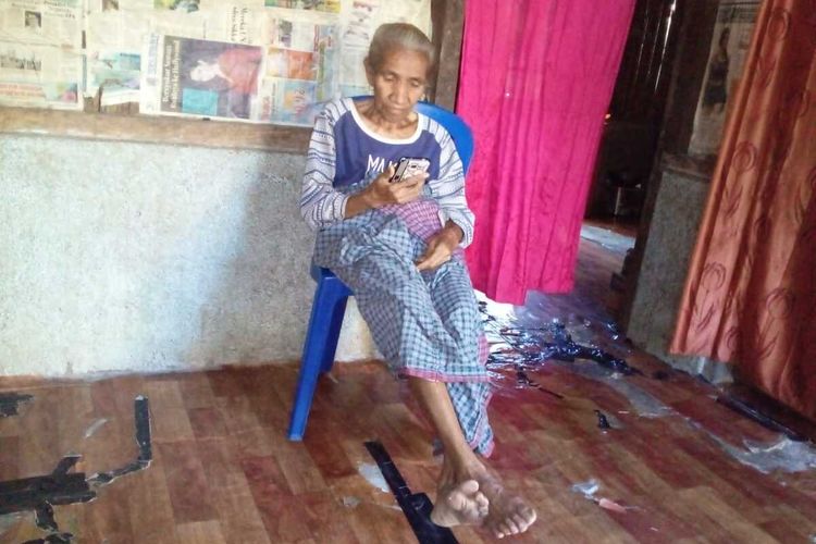 Carolina Bait Lake (70) sedang berbicara dengan putrinya Rosa Abi melalui panggilan video di ponsel. Anaknya bekerja sebagai PMI di Malaysia