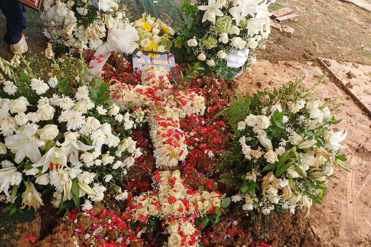 Momen Haru Pemakaman Jack Marpaung, Isak Tangis Sang Cucu hingga Penyesalan Novita Dewi