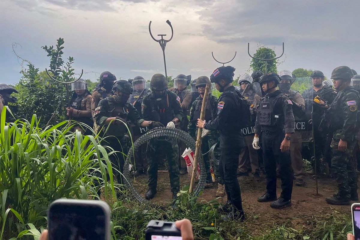 Tentara dan polisi Thailand bersiap memasang kawat berduri di wilayah sengketa di sepanjang perbatasan Kamboja-Thailand di Provinsi Banteay Meanchey. Pasukan Thailand menembakkan peluru karet dan gas air mata saat bentrok dengan pengunjuk rasa Kamboja di sepanjang perbatasan sengketa mereka pada 17 September 2025, menurut militer Bangkok. Tindakan tersebut, menurut Phnom Penh, melukai lebih dari 20 orang. 