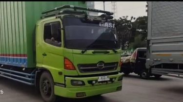 Kabel PLN Tersangkut Truk, Jalan Kaligawe Semarang Macet Total 4 Kilometer