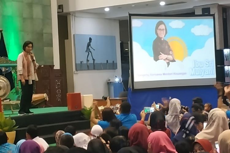 Menkeu Sri Mulyani Indrawati mendongeng dihadapan lebih dari 700 anak dalam Festival Literasi Indonesia Negeri 1.000 Dongeng yang digelar penerima beasiswa LPDP di Gedung Kemendikbud, Jakarta (3/3/2019).