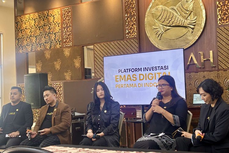 (Kiri ke kanan)  Eri Ferdiansyah (Branch Manager Butik LAKUEMAS Bekasi), Luthfi Husein (Branch Manager Butik LAKUEMAS Cempaka Putih), Linda Ayumna, CIC, WMI (Gold Advisor & Full Time Trader), dan Esther Napitupulu (Brand Manager LAKUEMAS) dalam talkshow edukatif bersama LAKUEMAS di Jakarta Pusat, Rabu (12/11/2025).