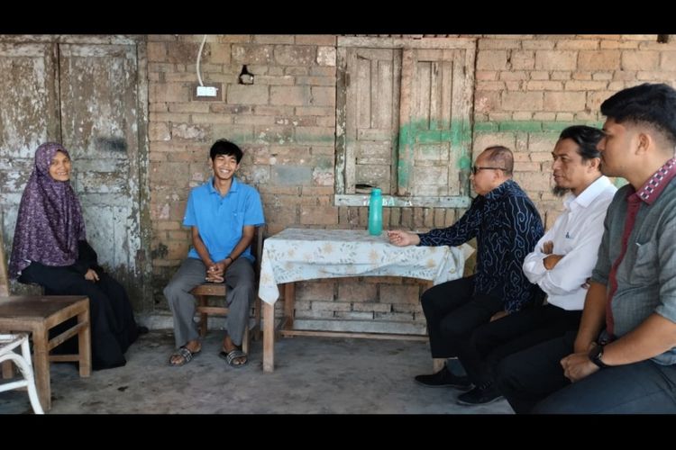 Tak Pernah Ikut Les, Ini Kisah Arifin Anak Penjual Keripik Pisang yang Diterima di UGM Beasiswa Penuh