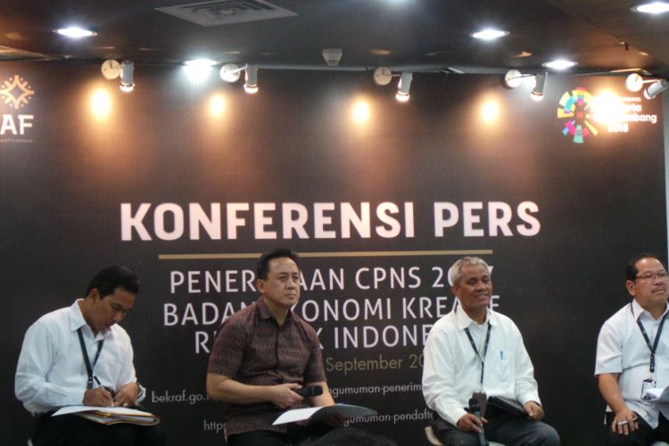 Konferensi pers Badan Ekonomi Kreatif soal penerimaan CPNS. Dalam foto tersebut terdapat Kepala Bekraf Triawan Munaf (pakai batik) dan Sekretaris Utama Bekraf Mesdin Cornelius Simarmata (kiri Triawan), di Kementerian BUMN, Jakarta Pusat, Senin (11/9/2017). 