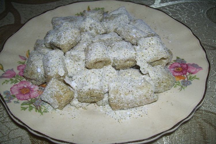 Sepiring kue batang buruk, kuliner tradisional khas Kepulauan Riau.