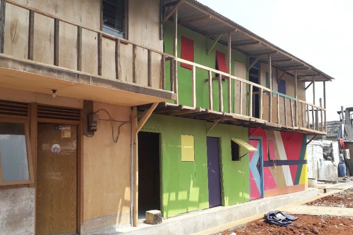 Rumah-rumah yang rusak akibat amblesnya tanah di tepi Kali Anak Ciliwung sudah berdiri kembali, Rabu (19/12/2018).