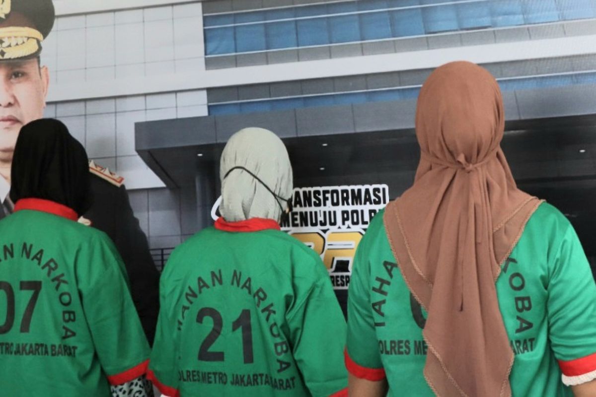 Ibu-ibu tertangkap berperan dalam peredaran narkoba jenis sabu jaringan internasional yang akan diedarkan di Jakarta. Ketiganya yaitu Y (52), I (45), dan N (46) diperlihatkan di Mapolres Jakarta Barat, Kamis (14/7/2022).