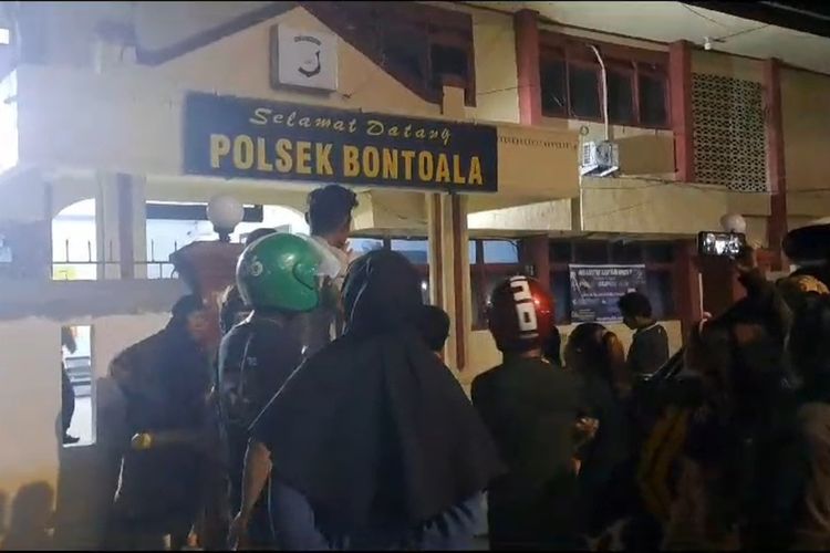 Sejumlah warga mendatangi Polsek Bontoala di Jl Masjid Raya Kota Makassar, Senin (9/10/2023) malam.