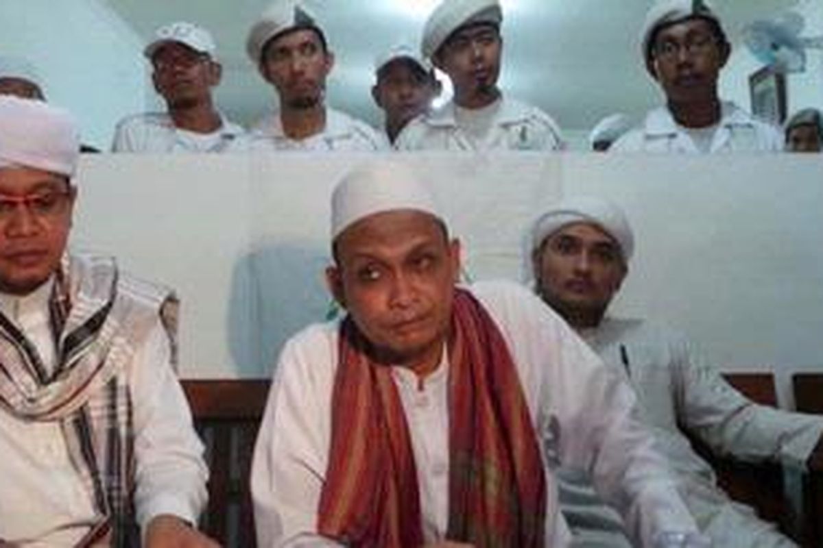 Ketua DPD FPI Jakarta Habib Selon menggelar jumpa pers terkait isu perdukunan dan santet yang dilayangkan Adi Bing Slamet terhadap Eyang Subur, di Markas FPI di Petamburan, Jakarta, Senin (1/3/2013).  