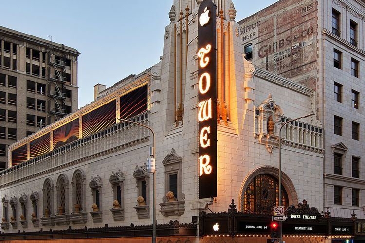 Foto foto Toko Baru Apple yang Menempati Gedung  Teater 