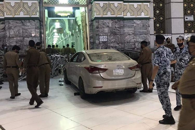 Mobil sedan Hyundai abu-abu menabrak Gate 89 di Masjidil Haram pada Jumat malam (30/10/2020).