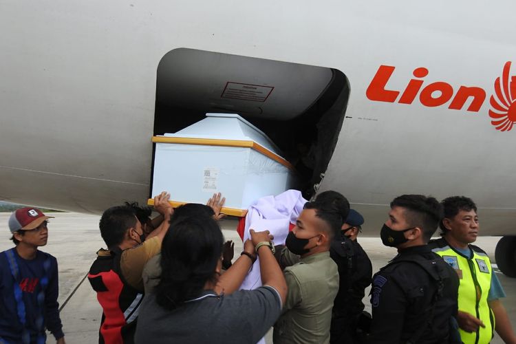 Foto //Jenazah Bripka Anumerta Janwar Di Bandara Mutiara Palu,Senin (27/6),