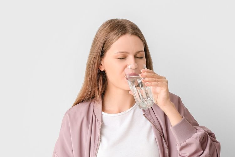 Tubuh dapat mengalami kelebihan cairan, yang disebabkan oleh  minum terlalu banyak air dan ginjal menyimpan terlalu banyak air. 