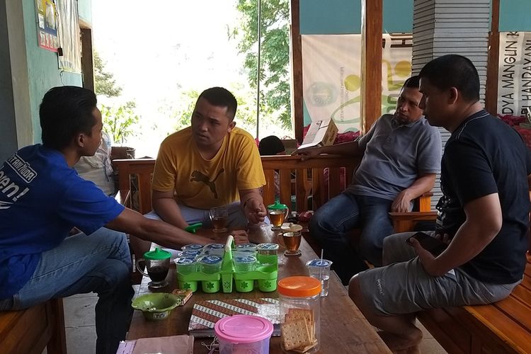 BELAJAR--Stefhan Adati warga Kotamabagu, Propinsi Sulawesi Utara sementara belajar dan berdiskusi budidaya porang di rumah Paidi, Desa Kepel, Kecamatan Kare, Kabupaten Madiun, Jawa Timur, Jumat (25/10/2019).