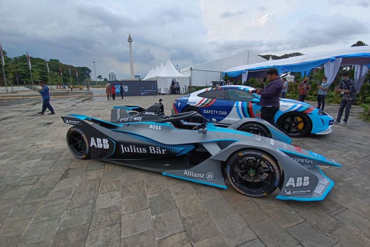 Mobil Formula E yang digunakan untuk drifting (mengepot) di Plaza Selatan Monumen Nasional (Monas), Kamis (2/6/2022).