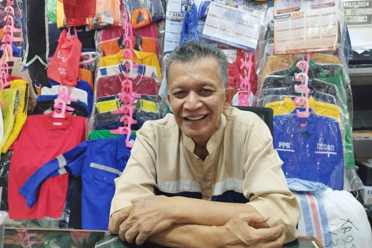 Pedagang kaus oblong, Syaiful (61), saat diwawancarai di tokonya di Pasar Senen Blok III, Jakarta Pusat, Minggu (14/1/2024).
