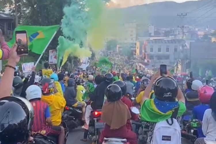 Ribuan pendukunh timnas Brasil di kota Ambon, Maluku menggelar pawai kemenangan di Jalan Jenderal Sudirman Ambon, Selasa (6/12/2022) pagi.